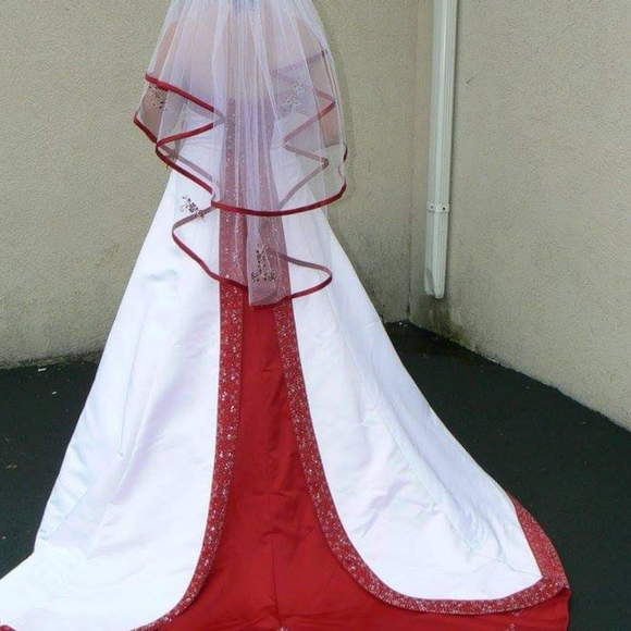 Wedding gown - Picture 2 of 2